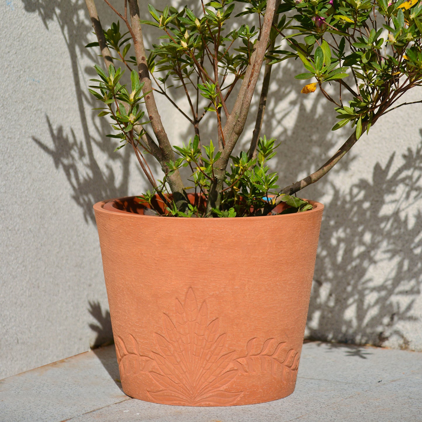 GreenShip Palm and Vine 15 in. W x 12.2 in. H Indoor/Outdoor Resin Decorative Planter