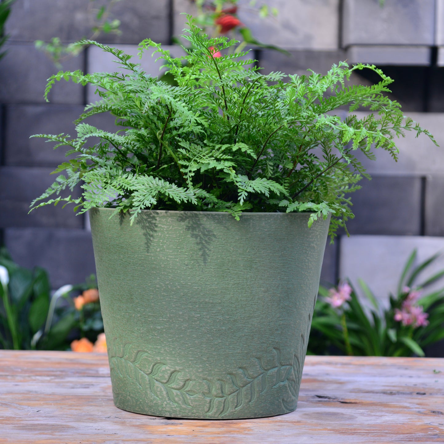 GreenShip Palm and Vine 15 in. W x 12.2 in. H Indoor/Outdoor Resin Decorative Planter