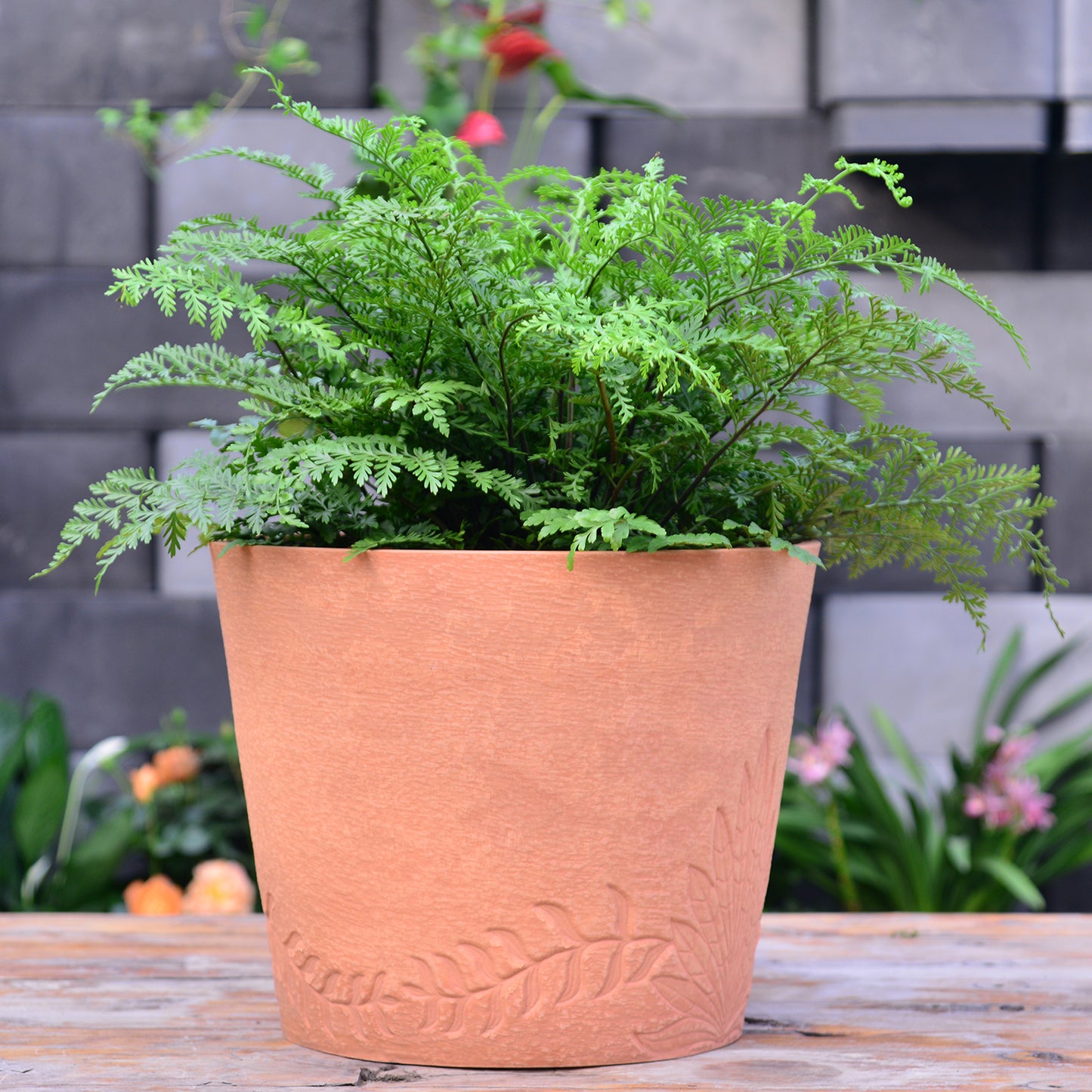 GreenShip Palm and Vine 15 in. W x 12.2 in. H Indoor/Outdoor Resin Decorative Planter